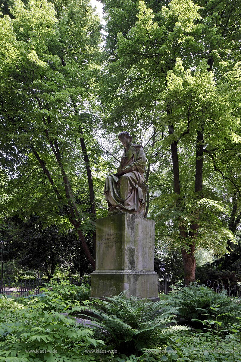Duesseldorf Pempelfort, Hofgarten, Das Weyhe-Denkmal im Hofgarten ist das erste in Duesseldorf, das fr einen Kuenstler errichtet wurde. Es wurde 1850 vom Koelner Bildhauer C. Hoffmann entworfen, Sandstein Skulptur fuer Maximilian Friedrich Weyhe, genannt Max Weyhe, geboren am 15. Februar 1775 in Bonn und gestorben am 23. Oktober 1846 in Duesseldorf, deutscher Gartenarchitekt des Klassizis ; Duesseldorf Pempelfort, Hofgarten, Wehye sculpture from sandstone.