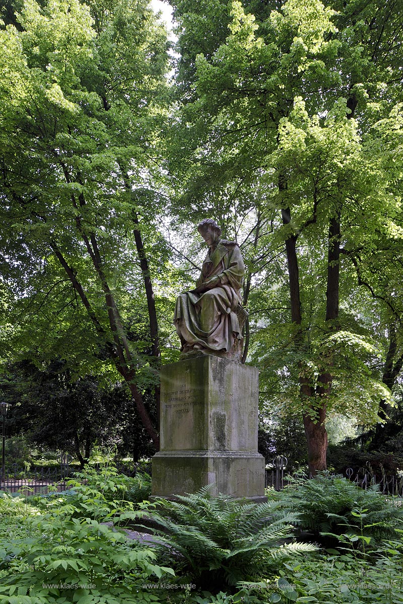 Duesseldorf Pempelfort, Hofgarten, Das Weyhe-Denkmal im Hofgarten ist das erste in Duesseldorf, das fr einen Kuenstler errichtet wurde. Es wurde 1850 vom Koelner Bildhauer C. Hoffmann entworfen, Sandstein Skulptur fuer Maximilian Friedrich Weyhe, genannt Max Weyhe, geboren am 15. Februar 1775 in Bonn und gestorben am 23. Oktober 1846 in Duesseldorf, deutscher Gartenarchitekt des Klassizis ; Duesseldorf Pempelfort, Hofgarten, Wehye sculpture from sandstone.