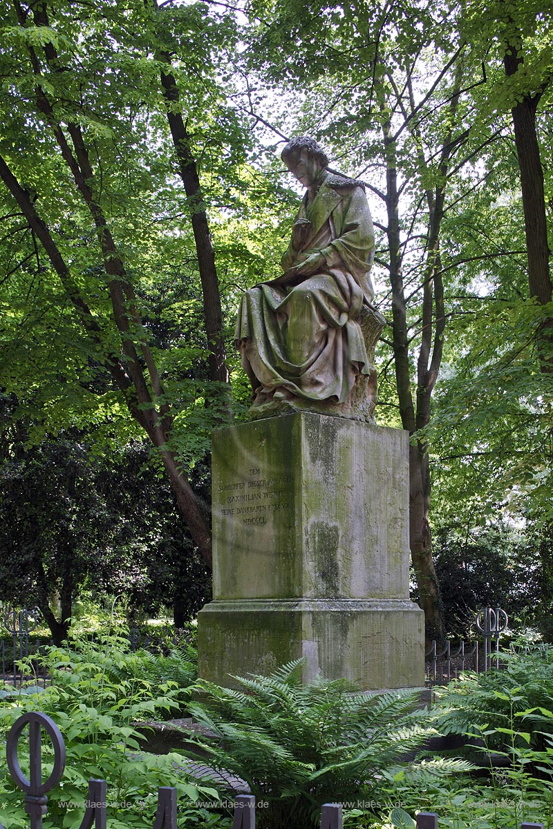 Duesseldorf Pempelfort, Hofgarten, Das Weyhe-Denkmal im Hofgarten ist das erste in Duesseldorf, das fr einen Kuenstler errichtet wurde. Es wurde 1850 vom Koelner Bildhauer C. Hoffmann entworfen, Sandstein Skulptur fuer Maximilian Friedrich Weyhe, genannt Max Weyhe, geboren am 15. Februar 1775 in Bonn und gestorben am 23. Oktober 1846 in Duesseldorf, deutscher Gartenarchitekt des Klassizis ; Duesseldorf Pempelfort, Hofgarten, Wehye sculpture from sandstone.