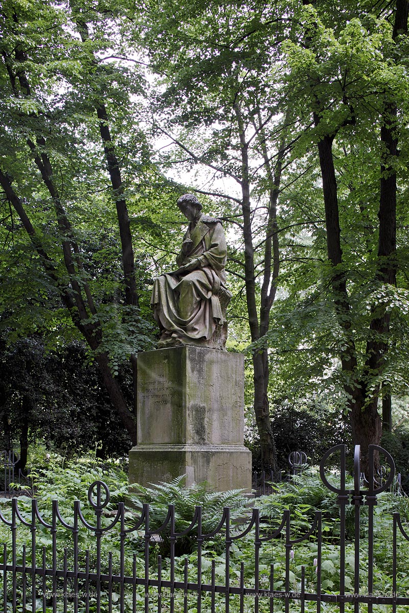 Duesseldorf Pempelfort, Hofgarten, Das Weyhe-Denkmal im Hofgarten ist das erste in Duesseldorf, das fr einen Kuenstler errichtet wurde. Es wurde 1850 vom Koelner Bildhauer C. Hoffmann entworfen, Sandstein Skulptur fuer Maximilian Friedrich Weyhe, genannt Max Weyhe, geboren am 15. Februar 1775 in Bonn und gestorben am 23. Oktober 1846 in Duesseldorf), deutscher Gartenarchitekt des Klassizis ; Duesseldorf Pempelfort, Hofgarten, Wehye sculpture from sandstone