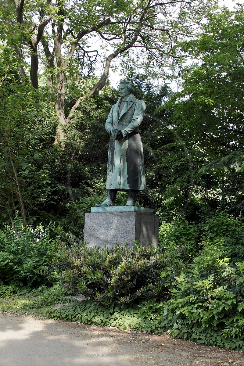 Duesseldorf Pempelfort, Hofgarten, Goltssteinsche Parterrre, Denkmal fr Karl Leberecht Immermann (1796-1840) von Clemens Buscher (1855-1916). Das Denkmal fr den Begruender des duesseldorfer Theaters steht heute im Hofgarten; Duesseldorf Pempelfort, Hofgarten bronze sculptor to Larl Immermann, built by sculptor Cemens Buscher.