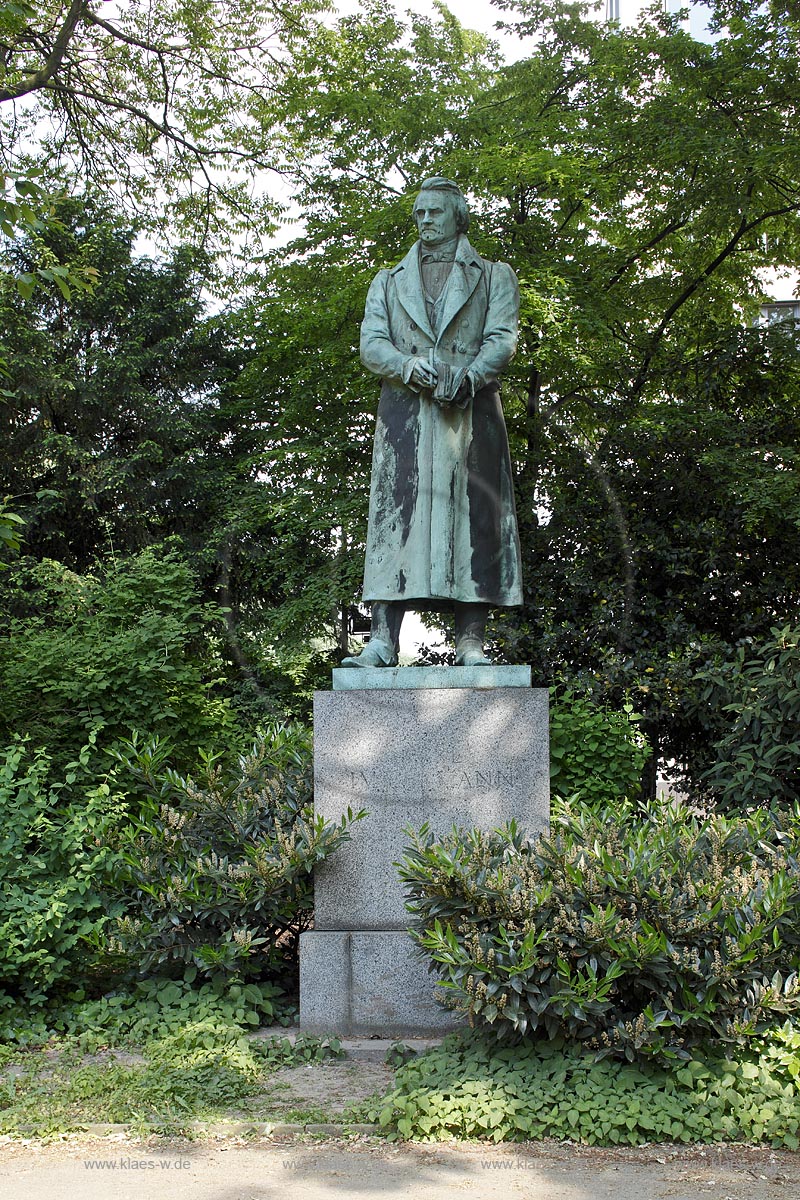 Duesseldorf Pempelfort, Hofgarten, Goltssteinsche Parterrre, Denkmal fr Karl Leberecht Immermann (1796-1840) von Clemens Buscher (1855-1916). Das Denkmal fr den Begruender des duesseldorfer Theaters steht heute im Hofgarten; Duesseldorf Pempelfort, Hofgarten bronze sculptor to Larl Immermann, built by sculptor Cemens Buscher.