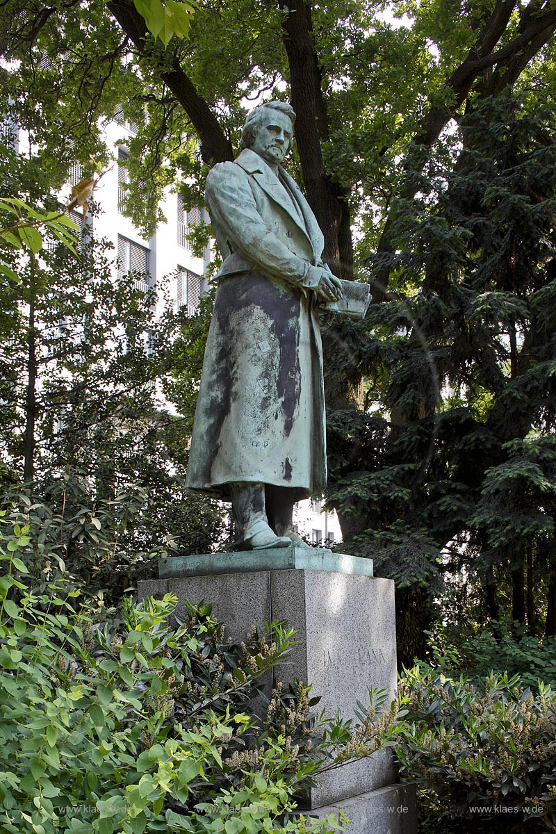 Duesseldorf Pempelfort, Hofgarten, Goltssteinsche Parterrre, Denkmal fr Karl Leberecht Immermann (1796-1840) von Clemens Buscher (1855-1916). Das Denkmal fr den Begruender des duesseldorfer Theaters steht heute im Hofgarten; Duesseldorf Pempelfort, Hofgarten bronze sculptor to Larl Immermann, built by sculptor Cemens Buscher.