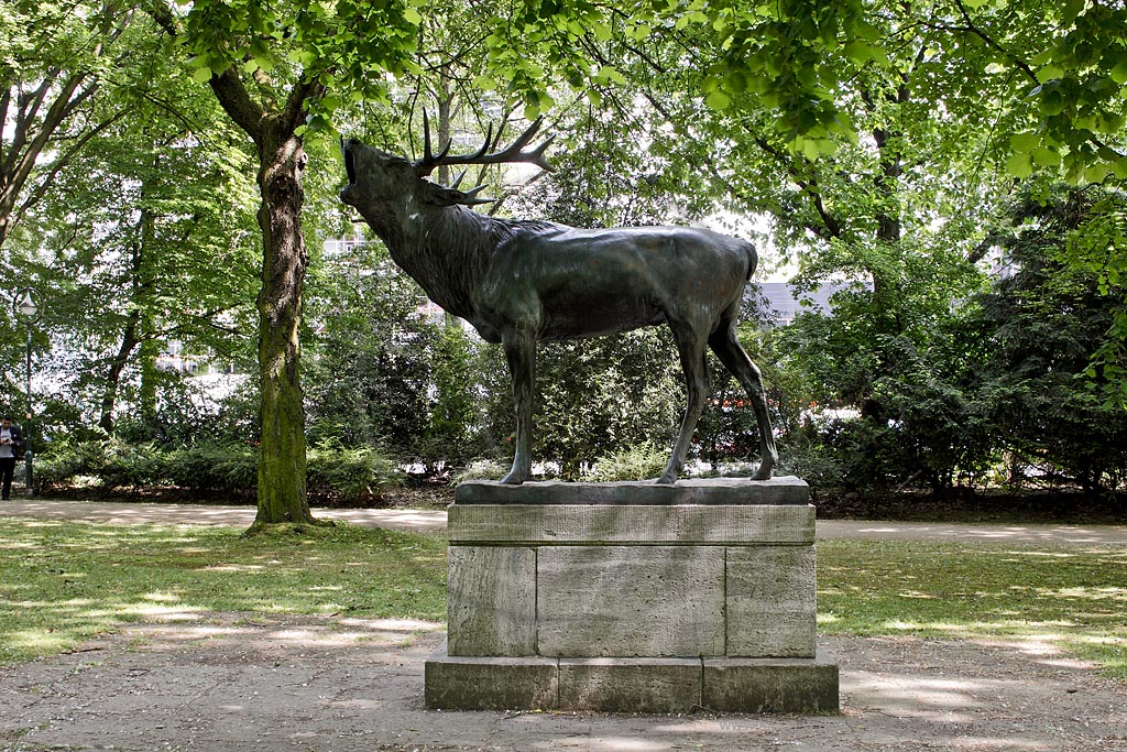 Duesseldorf Pempelfort, Hofgarten, Bronzeplastik  Roehrender Hirsch von Bildhauer Josef Pallenberg; Duesseldorf Pempelfort, bronze sculpture deer of sculptor Josef Pallenberg.