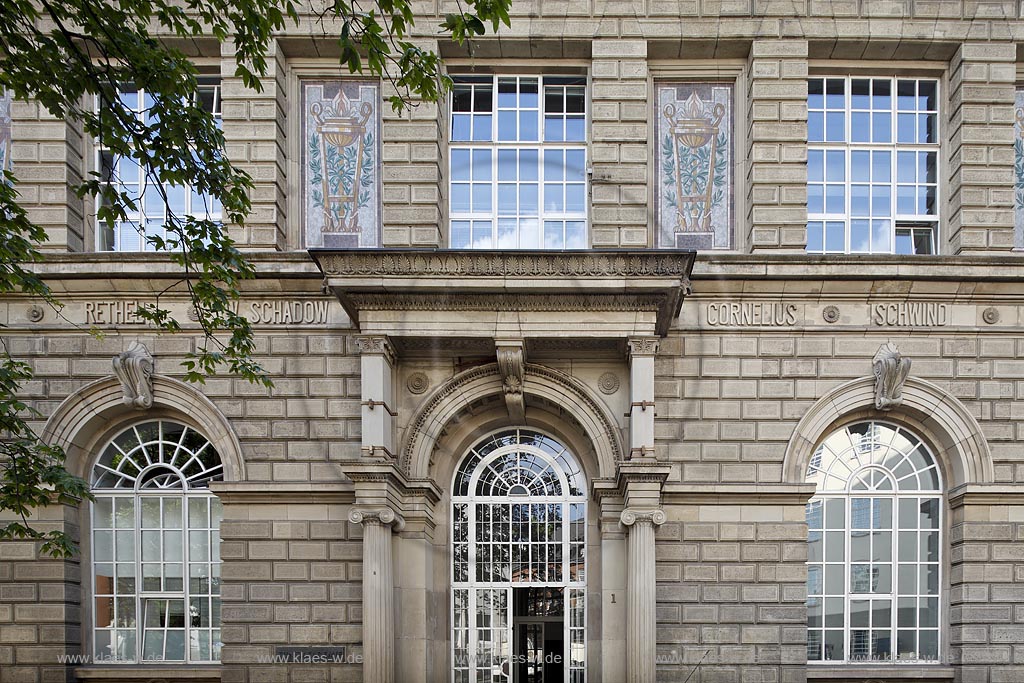 Duesseldorf Pempelfort, Fassade der Kunstkademie mit farbigen Medallions und Schriftzuegen mit den Namen der duesseldorfer Kuenstler Alfred Rethel, Friedrich Wilhem Schadow, Peter von Cornelius, Moritz von Schwind; facade of art academy with lettering the name of artists Alfred Rethel, Friedrich Wilhem Schadow, Peter von Cornelius, Moritz von Schwind.