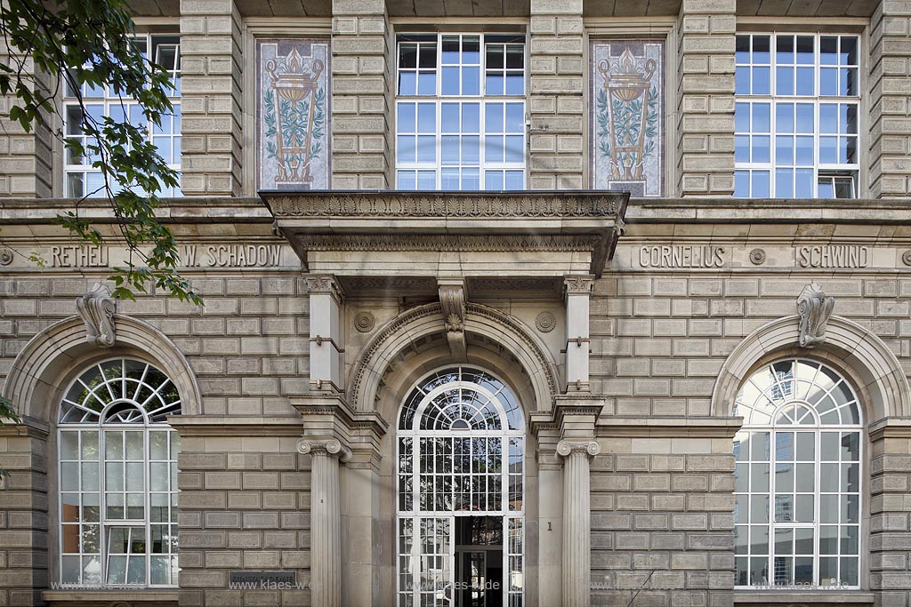 Duesseldorf Pempelfort, Fassade der Kunstkademie mit farbigen Medallions und Schriftzuegen mit den Namen der duesseldorfer Kuenstler Alfred Rethel, Friedrich Wilhem Schadow, Peter von Cornelius, Moritz von Schwind; facade of art academy with lettering the name of artists Alfred Rethel, Friedrich Wilhem Schadow, Peter von Cornelius, Moritz von Schwind.