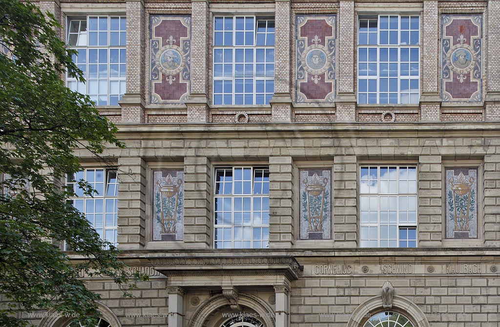 Duesseldorf Pempelfort, Fassade der Kunstkademie mit farbigen Medallions und Schriftzuegen mit den Namen der duesseldorfer Kuenstler Alfred Rethel, Friedrich Wilhem Schadow, Peter von Cornelius, Moritz von Schwind; facade of art academy with lettering the name of artists Alfred Rethel, Friedrich Wilhem Schadow, Peter von Cornelius, Moritz von Schwind.