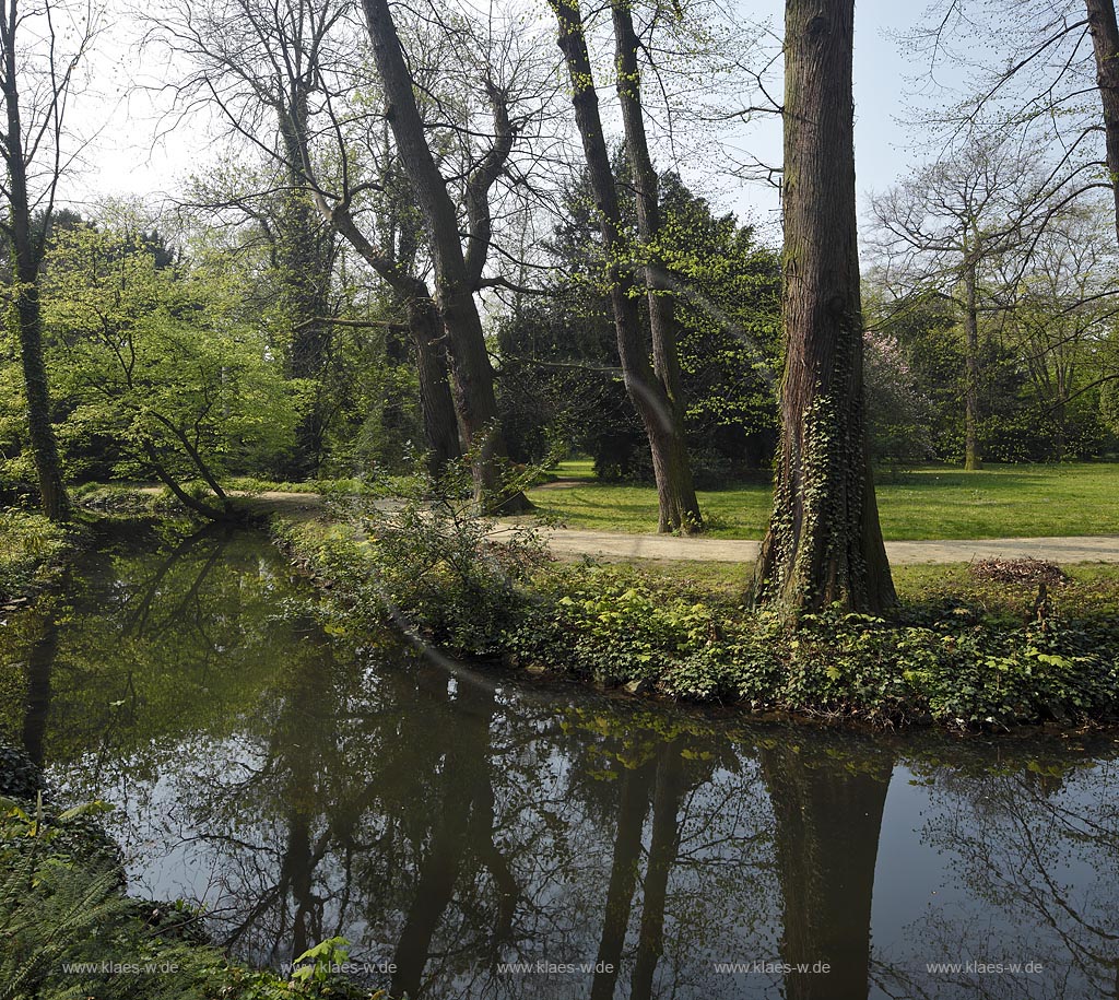 Duesseldorf Pempefort Malkastengarten, Jacobigarten oestlicher Verlauf mit Weg und dem Fluesschen Duessel im Fruehling; Duesseldorf Pempelfort Jacobigarden with path and river Duessel in springtime