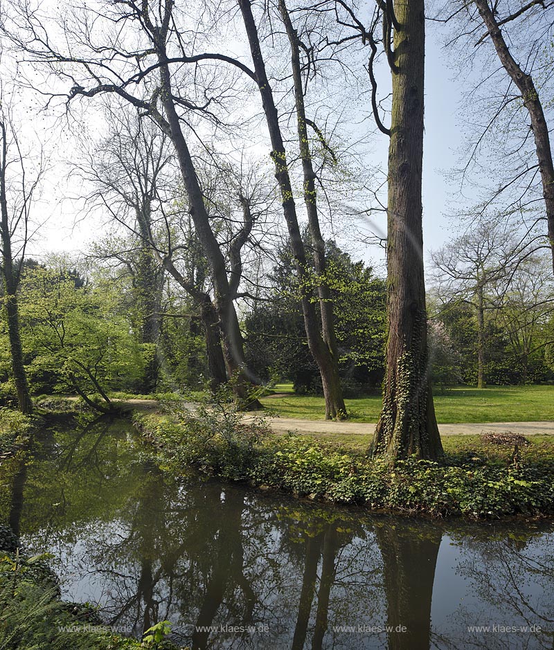 Duesseldorf Pempefort Malkastengarten, Jacobigarten oestlicher Verlauf mit Weg und dem Fluesschen Duessel im Fruehling; Duesseldorf Pempelfort Jacobigarden with path and river Duessel in springtime