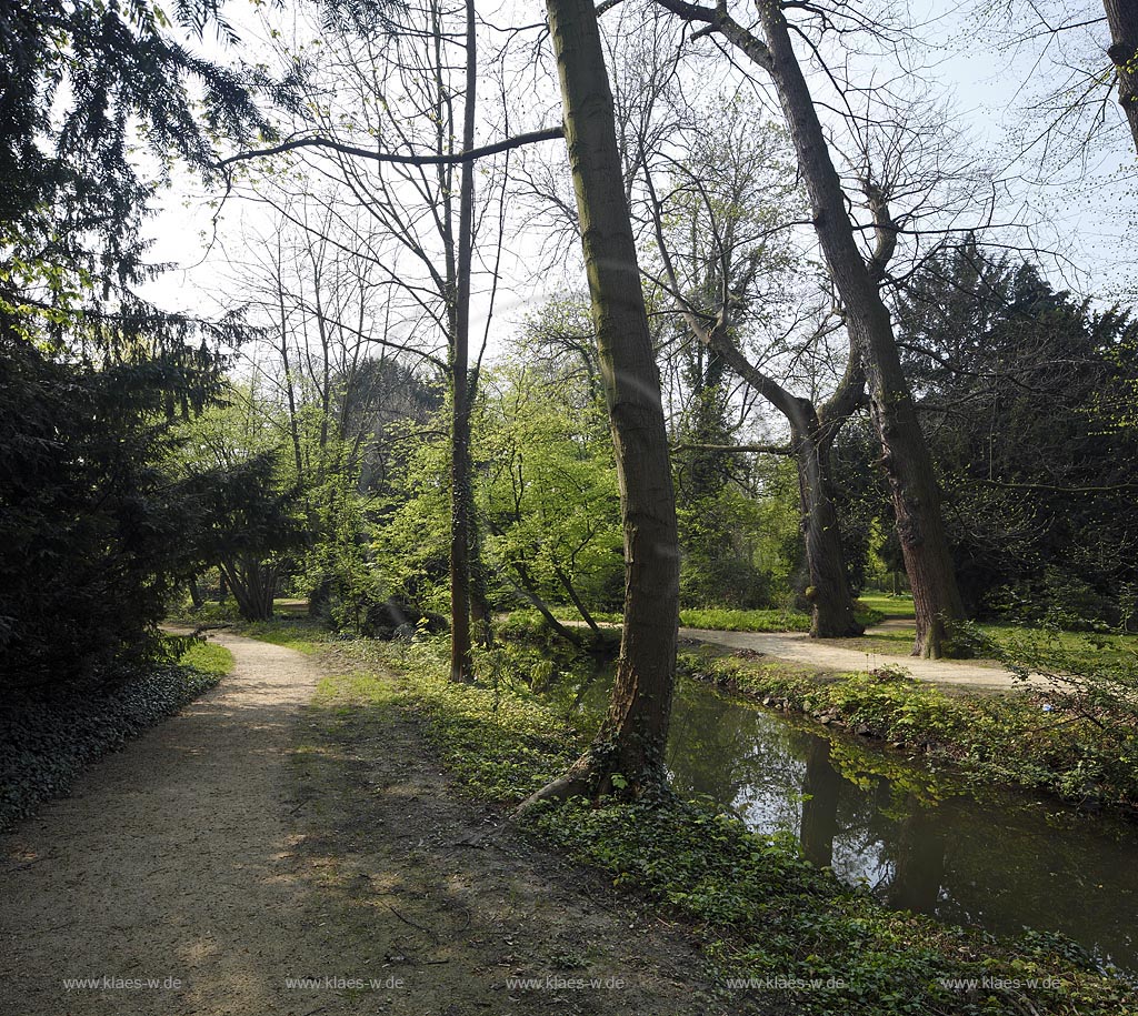 Duesseldorf Pempefort Malkastengarten, Jacobigarten oestlicher Verlauf mit Weg und dem Fluesschen Duessel im Fruehling; Duesseldorf Pempelfort Jacobigarden with path and river Duessel in springtime