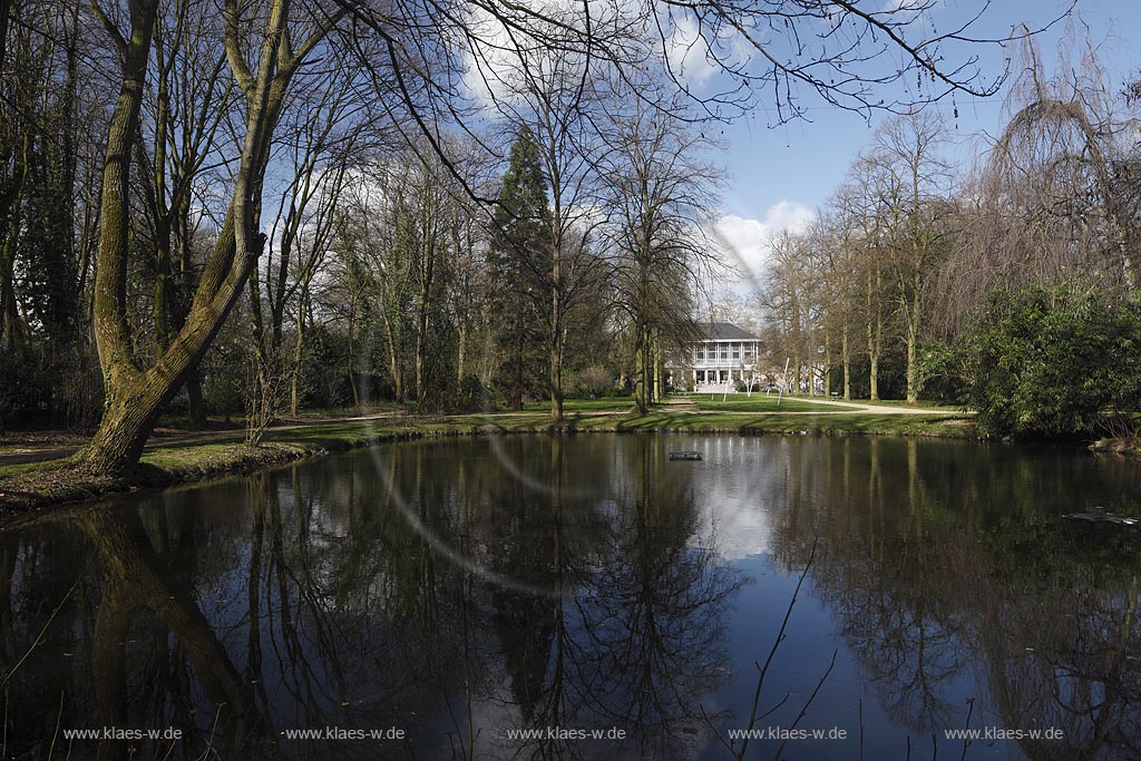 Duesseldorf Pempefort Malkastengarten, Jacobigarten Venusteich im Fruehling mit kahlen Baeumen und Spiegelbild, Blick it Mittelachse zum Hentrichaus; Duesseldorf Pempelfort Jacobigarden with pond Venusteich in springtime