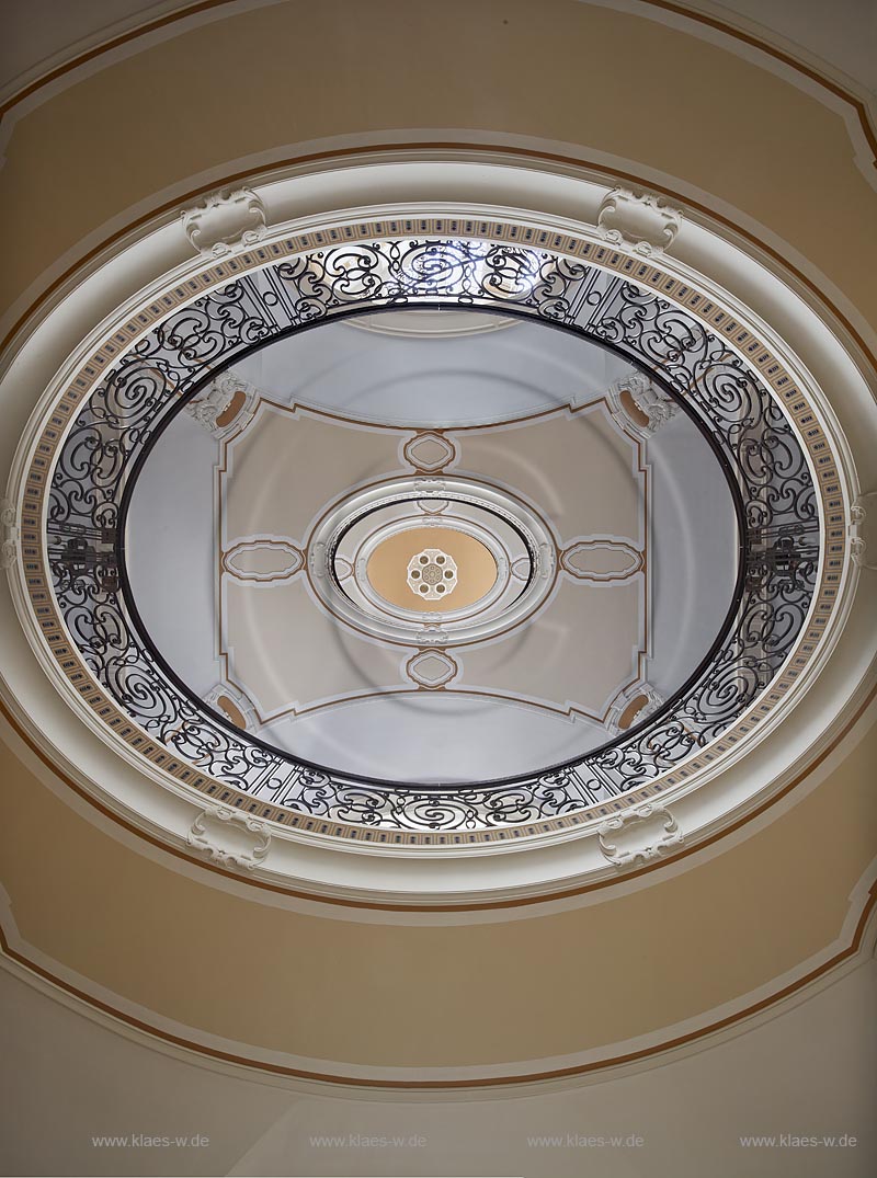 Duesseldorf Pempelforth, Oberlandesgericht, Treppenhaus Froschperspektive; Duesseldorf-Pempelforth, appellate court, staircase, worms eye view