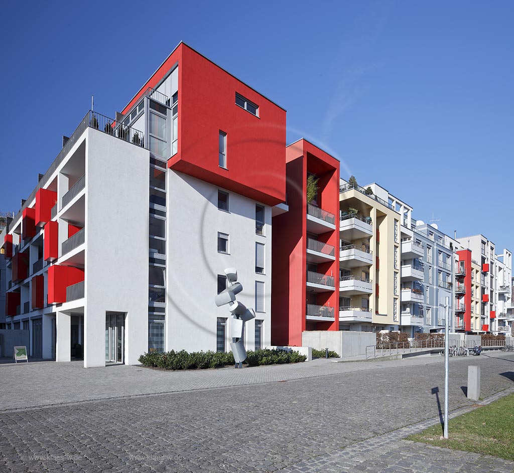 Duesseldorf, auf dem Gelaende des ehemaligen Gueterbahnhofs sind die "Neuen Duesseldorfer Stadtquartiere" entstanden. Ein Wohnquartier, das das Bunte, Kreative und Vielfaeige dieses neuen Standortes aufgreift und in individuellen Wohnraum transformiert. "Quartis Les Halles - mein kreatives Viertel" mit 93 Eigentums- und Mietwohnungen entstand auf einem 7.068 qm groen Filetgrundstck zwischen Schinkelstrae und dem geplanten 700 Meter langen Stadtgarten