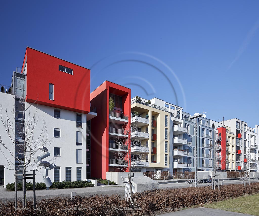 Duesseldorf, auf dem Gelaende des ehemaligen Gueterbahnhofs sind die "Neuen Duesseldorfer Stadtquartiere" entstanden. Ein Wohnquartier, das das Bunte, Kreative und Vielfaeige dieses neuen Standortes aufgreift und in individuellen Wohnraum transformiert. "Quartis Les Halles - mein kreatives Viertel" mit 93 Eigentums- und Mietwohnungen entstand auf einem 7.068 qm groen Filetgrundstck zwischen Schinkelstrae und dem geplanten 700 Meter langen Stadtgarten