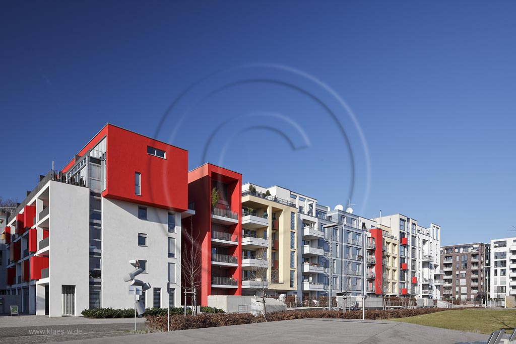 Duesseldorf, auf dem Gelaende des ehemaligen Gueterbahnhofs sind die "Neuen Duesseldorfer Stadtquartiere" entstanden. Ein Wohnquartier, das das Bunte, Kreative und Vielfaeige dieses neuen Standortes aufgreift und in individuellen Wohnraum transformiert. "Quartis Les Halles - mein kreatives Viertel" mit 93 Eigentums- und Mietwohnungen entstand auf einem 7.068 qm groen Filetgrundstck zwischen Schinkelstrae und dem geplanten 700 Meter langen Stadtgarten