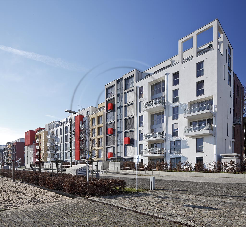 Duesseldorf, auf dem Gelaende des ehemaligen Gueterbahnhofs sind die "Neuen Duesseldorfer Stadtquartiere" entstanden. Ein Wohnquartier, das das Bunte, Kreative und Vielfaeige dieses neuen Standortes aufgreift und in individuellen Wohnraum transformiert. "Quartis Les Halles - mein kreatives Viertel" mit 93 Eigentums- und Mietwohnungen entstand auf einem 7.068 qm groen Filetgrundstck zwischen Schinkelstrae und dem geplanten 700 Meter langen Stadtgarten