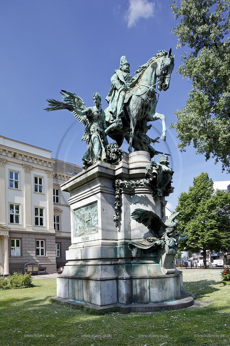 Duesseldorf Stadtmitte,  Reiterstandbild Kaiser Wilhelm I. von Bildhauer Karl Janssen, umrahmt von den eigenstndigen Standbildern des Frsten Bismarck und des Grafen Moltke am Martin-Luther-Platz; Duesseldorf Stadtmitte, fixed-image of  horseman emperor Wilhelm I