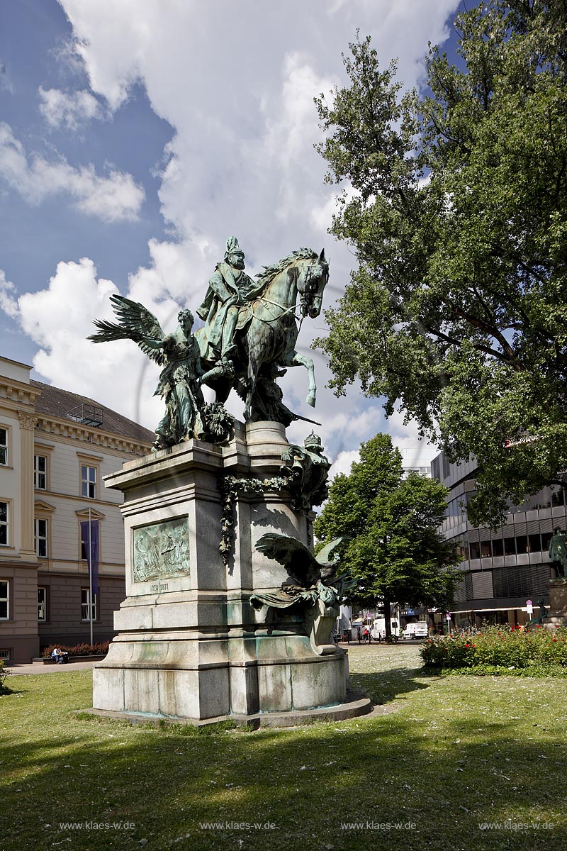 Duesseldorf Stadtmitte,  Reiterstandbild Kaiser Wilhelm I. von Bildhauer Karl Janssen, umrahmt von den eigenstndigen Standbildern des Frsten Bismarck und des Grafen Moltke am Martin-Luther-Platz; Duesseldorf Stadtmitte, fixed-image of  horseman emperor Wilhelm I