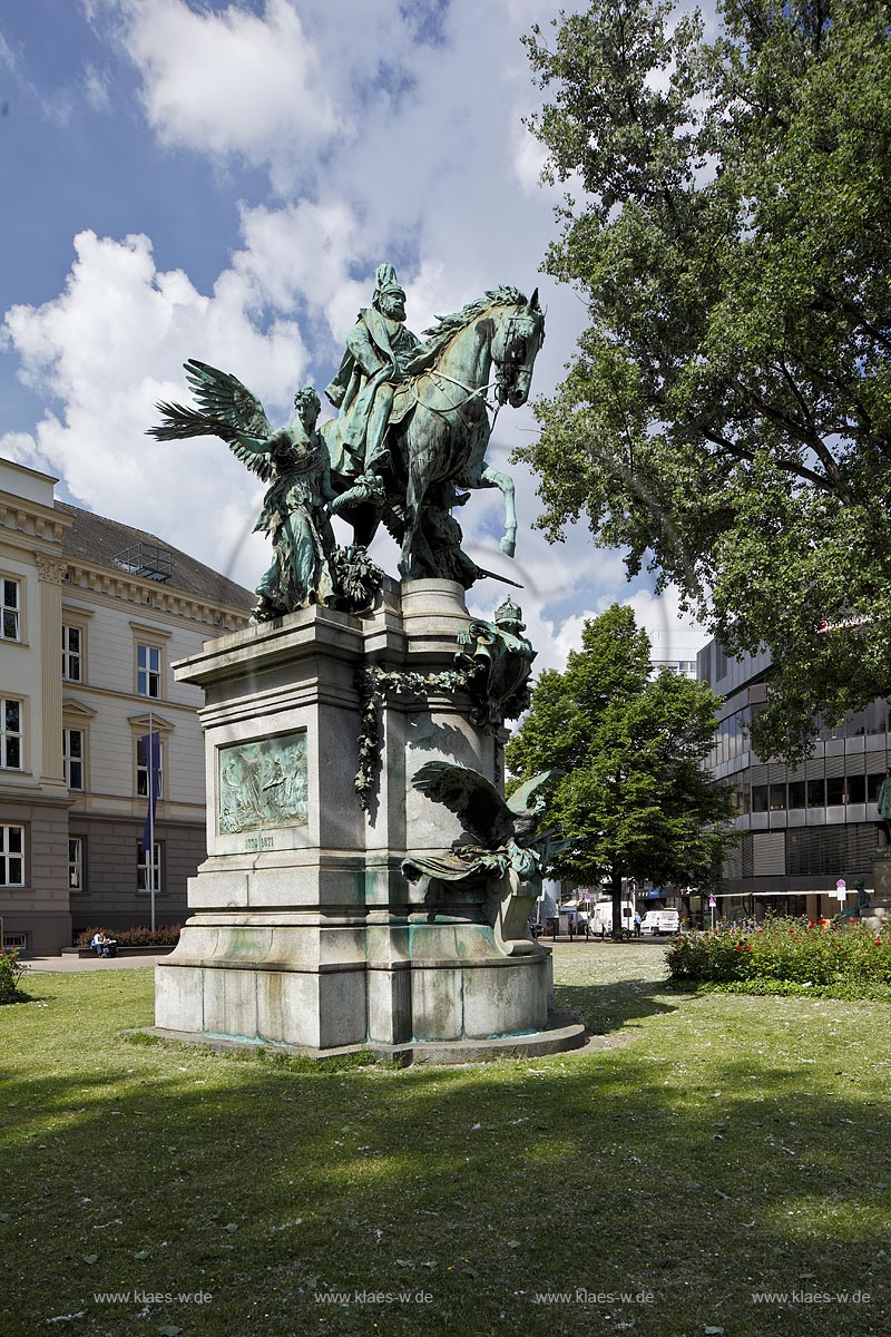 Duesseldorf Stadtmitte,  Reiterstandbild Kaiser Wilhelm I. von Bildhauer Karl Janssen, umrahmt von den eigenstndigen Standbildern des Frsten Bismarck und des Grafen Moltke am Martin-Luther-Platz; Duesseldorf Stadtmitte, fixed-image of  horseman emperor Wilhelm I