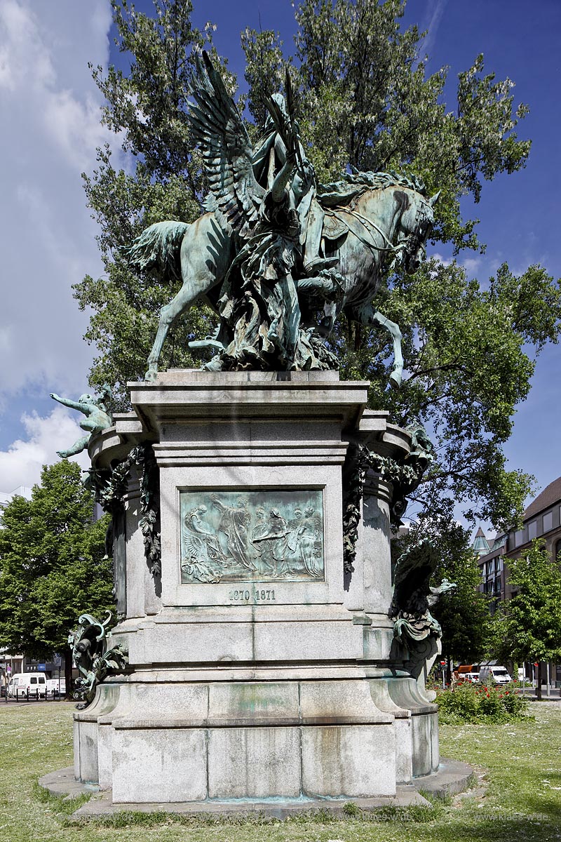 Duesseldorf Stadtmitte,  Reiterstandbild Kaiser Wilhelm I. von Bildhauer Karl Janssen, umrahmt von den eigenstndigen Standbildern des Frsten Bismarck und des Grafen Moltke am Martin-Luther-Platz; Duesseldorf Stadtmitte, fixed-image of  horseman emperor Wilhelm I