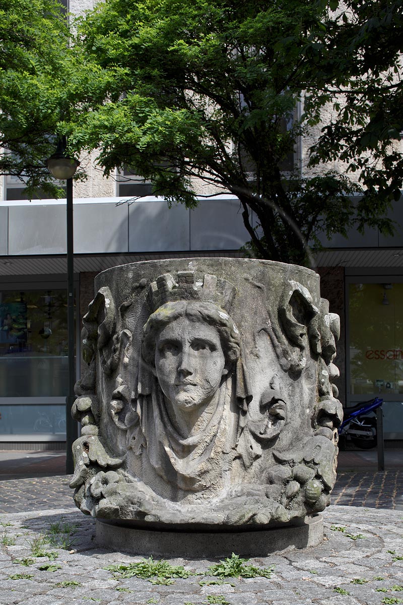 Duesseldorf Stadtmitte, Liesegangstein, das Saeulenfragment an der Liesegangstrasse ist einUeberrest von dem im Jahre 1884 erbauten und im 2. Weltkrieg zerstoerten Wilhelminischen Rathauses un erinnert an den Maler und Fotografen Helmuth Liesegang; Duesseldorf Stadtmitte, center, sculptur for painter and photographer Helmuth Liesegang