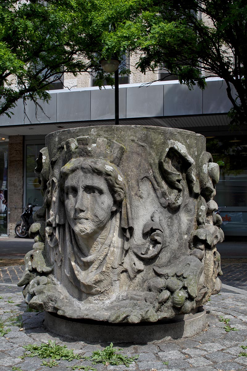 Duesseldorf Stadtmitte, Liesegangstein, das Saeulenfragment an der Liesegangstrasse ist einUeberrest von dem im Jahre 1884 erbauten und im 2. Weltkrieg zerstoerten Wilhelminischen Rathauses un erinnert an den Maler und Fotografen Helmuth Liesegang; Duesseldorf Stadtmitte, center, sculptur for painter and photographer Helmuth Liesegang