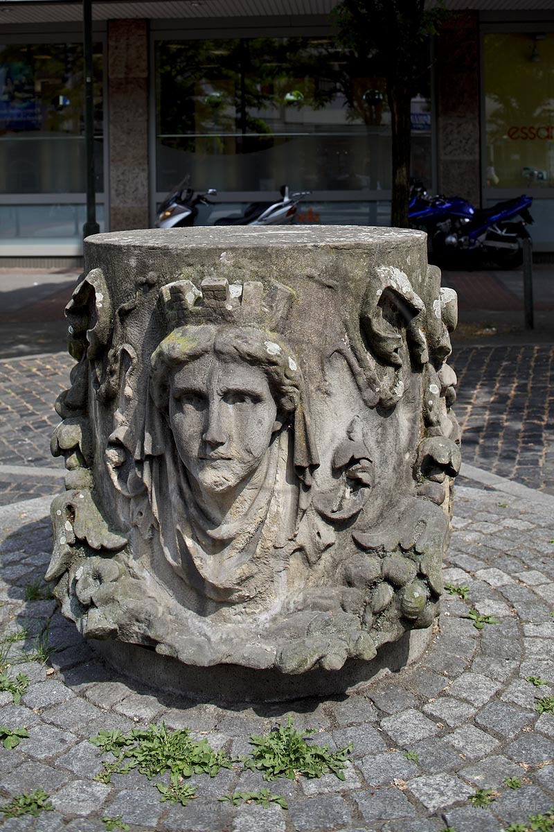 Duesseldorf Stadtmitte, Liesegangstein, das Saeulenfragment an der Liesegangstrasse ist einUeberrest von dem im Jahre 1884 erbauten und im 2. Weltkrieg zerstoerten Wilhelminischen Rathauses un erinnert an den Maler und Fotografen Helmuth Liesegang; Duesseldorf Stadtmitte, center, sculptur for painter and photographer Helmuth Liesegang