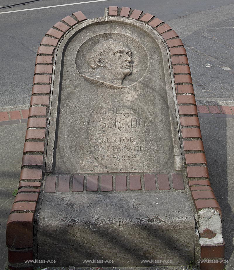 Duesseldorf Stadtmitte, Shadow-Denkmal mit Gedenkstein (Das Schadow-Denkmal ist ein klassizistisches Denkmal, das zu Ehren des Malers Friedrich Wilhelm von Schadow (17881862) auf dem nach ihm benannten Schadowplatz in Dsseldorf-Stadtmitte errichtet wurde. Es besteht aus einer Bste, die den Geehrten in hohem Alter zeigt); Duesseldorf-Stadtmitte, Shadow-benchmark with memorial stone