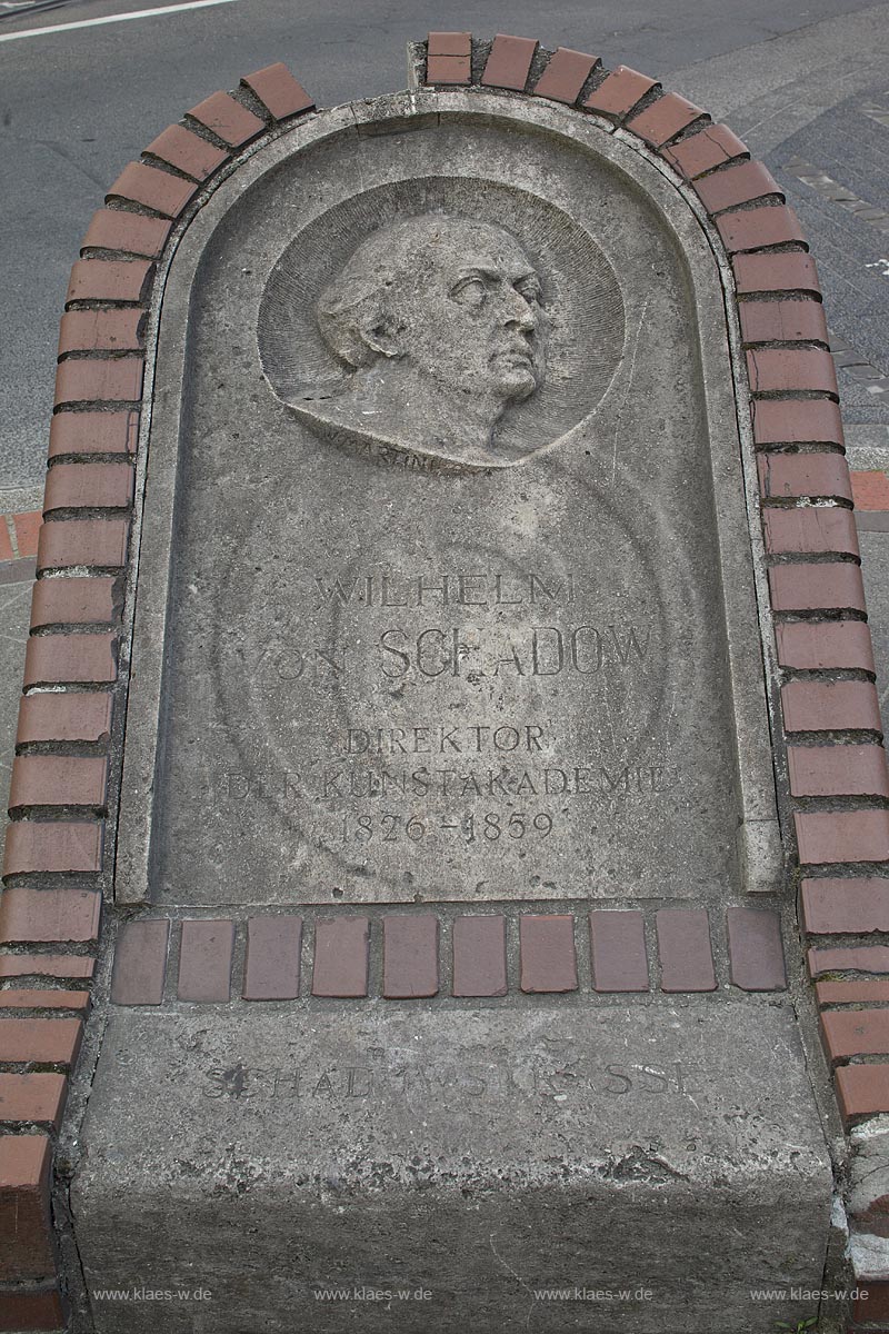 Duesseldorf Stadtmitte, Shadow-Denkmal mit Gedenkstein (Das Schadow-Denkmal ist ein klassizistisches Denkmal, das zu Ehren des Malers Friedrich Wilhelm von Schadow (17881862) auf dem nach ihm benannten Schadowplatz in Dsseldorf-Stadtmitte errichtet wurde. Es besteht aus einer Bste, die den Geehrten in hohem Alter zeigt); Duesseldorf-Stadtmitte, Shadow-benchmark with memorial stone