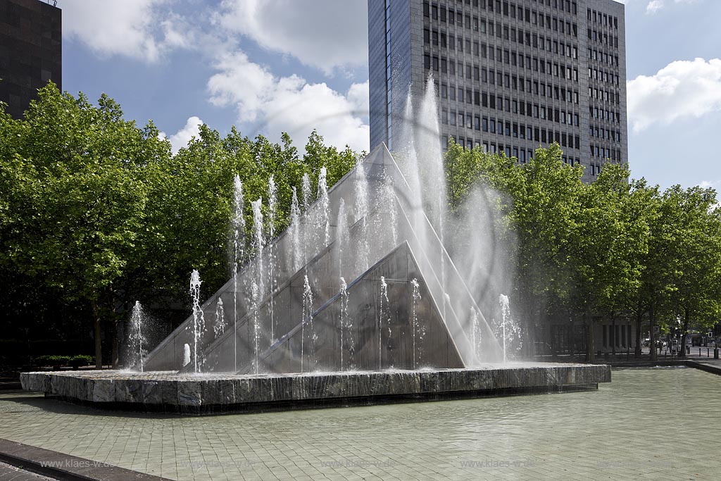 Duesseldorf Stadtmitte, Platz der Deutschen Einheit, Segelbrunnen, Erbauer: Heinz Mack (1988),Material: Beton - Edelstahl - Naturstein. Die dreieckigen Brunnen-Segel sind 3, 6 und 9 m hoch und von Wasserfontnen umgeben. Der Brunnen wird nach dem Erbauer Mack-Brunnen genannt; Duesseldorf-Stadtmitte, Platz der Deutschen Einheit, sailfountain