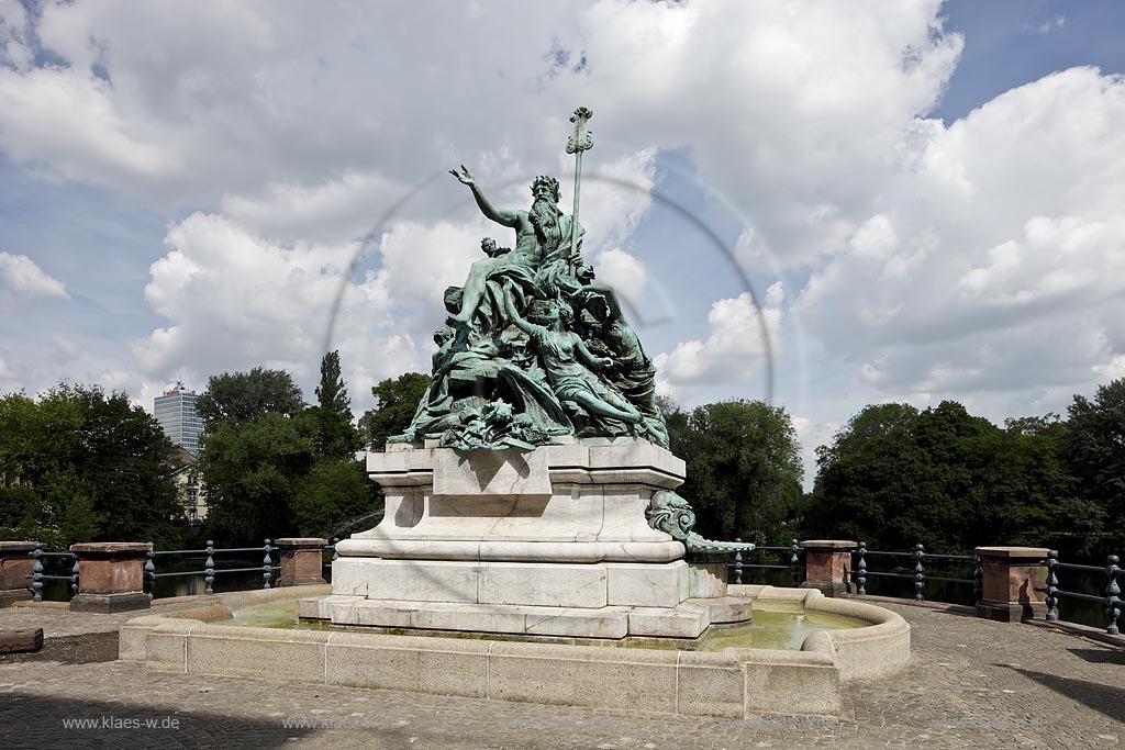 Duesseldorf Unterbilk, Brunnenplastik: Vater Rhein und seine Toechter, die Brunnenplastik Vater Rhein und seine Toechter in Duesseldorf-Unterbilk wurde von den Bildhauern Karl Janssen und Josef Tueshaus geschaffen und am 7. Maerz 1897 enthuellt. Das Denkmal befindet sich vor dem Staendehaus auf einer Exedra, die in ein Gewaesser, den Kaiserteich, hineinragt; Duesseldorf Unterbulk, fountain sculpture: Vater Rhein und seine Toechter