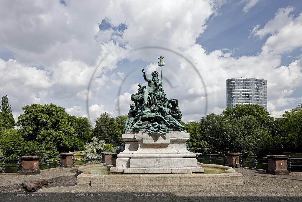 Duesseldorf Unterbilk, Brunnenplastik: Vater Rhein und seine Toechter, die Brunnenplastik Vater Rhein und seine Toechter in Duesseldorf-Unterbilk wurde von den Bildhauern Karl Janssen und Josef Tueshaus geschaffen und am 7. Maerz 1897 enthuellt. Das Denkmal befindet sich vor dem Staendehaus auf einer Exedra, die in ein Gewaesser, den Kaiserteich, hineinragt; Duesseldorf Unterbulk, fountain sculpture: Vater Rhein und seine Toechter