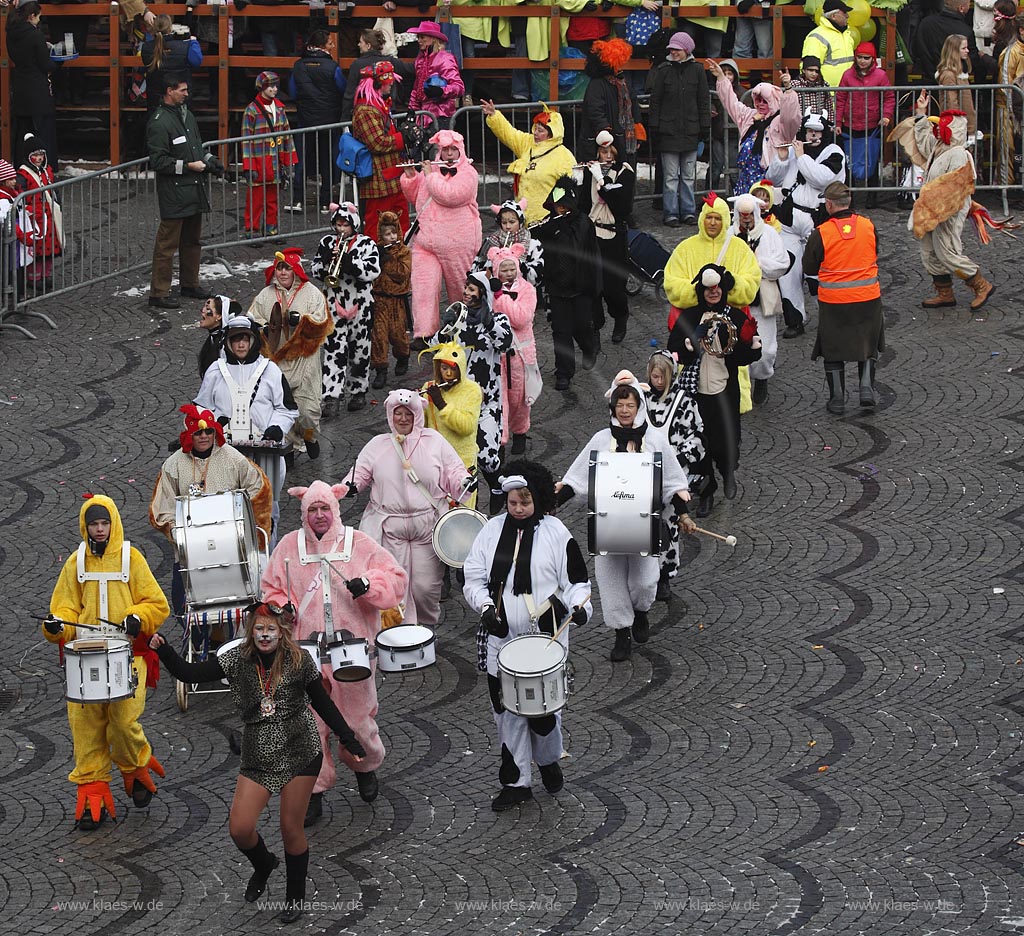 Duesseldorf Altstadt Karneval Rosenmontagszug auf dem Marktplatz, marschierende Fusstruppe; Duesseldorf old town carnival