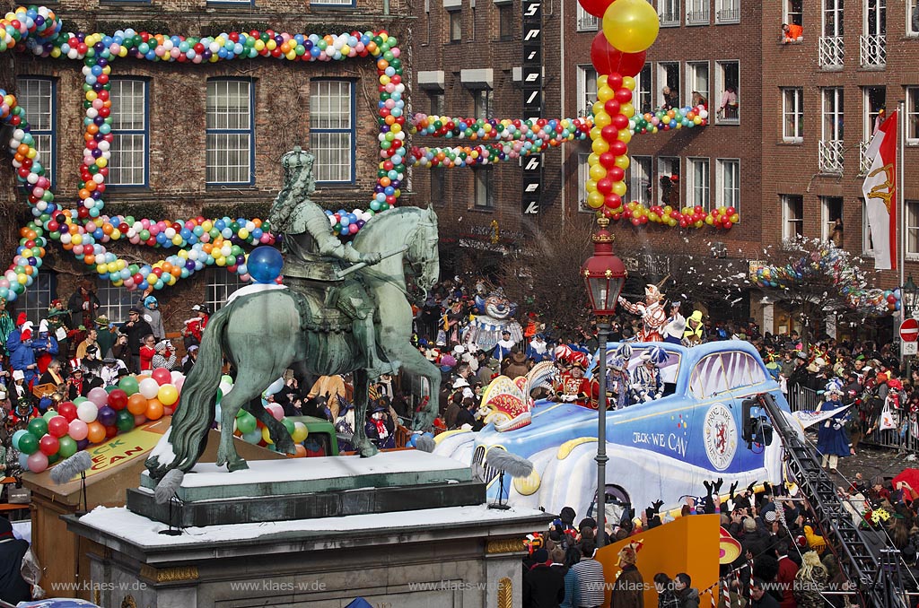 Duesseldorf Altstadt Karneval Rosenmontagszug auf dem Marktplatz, Prinzenwagen mit Jan Wellem Denkmal und Rathausfassade; Duesseldorf old town carnival
