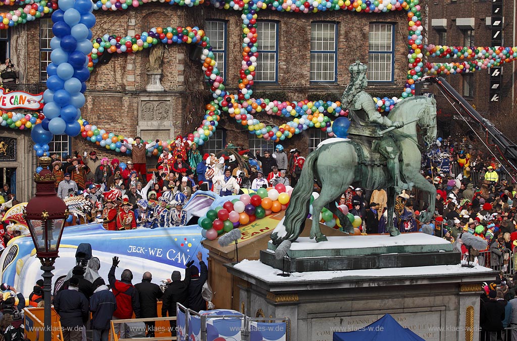 Duesseldorf Altstadt Karneval Rosenmontagszug auf dem Marktplatz, Prinzenwagen mit Jan Wellem Denkmal und Rathausfassade; Duesseldorf old town carnival
