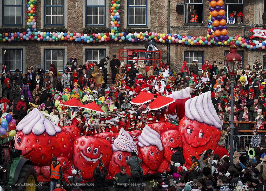 Duesseldorf Altstadt Karneval Rosenmontagszug auf dem Marktplatz, Kinderprinzenpaar Wagen der Prinzengarde Rot-Weiss mit Rathausfassade; Duesseldorf old town carnival