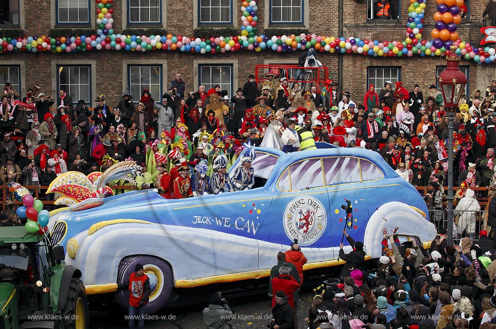 Duesseldorf Altstadt Karneval Rosenmontagszug auf dem Marktplatz, Prinzenwagen mit Prinzenpaar vor der Rathausfassade; Duesseldorf old town carnival