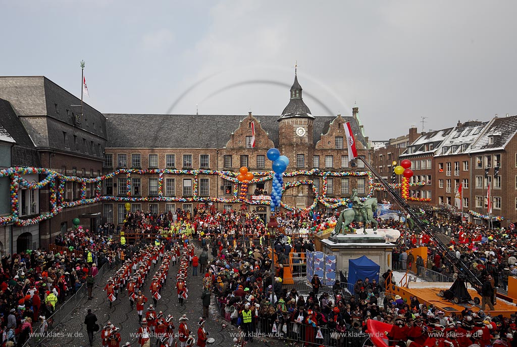 Duesseldorf Altstadt Karneval Rosenmontagszug auf dem Marktplatz, Fusstruppe der Prinzengarde Rot-Weiss mit dem Rathaus und Jan Wellem Denkmal; Duesseldorf old town carnival