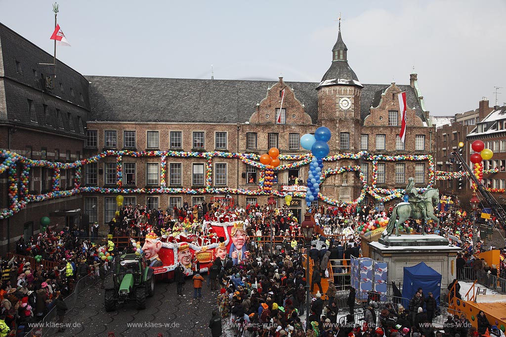 Duesseldorf Altstadt Karneval Rosenmontagszug auf dem Marktplatz, Wagen Prinzenclub mit dem Rathaus und Jan Wellem Denkmal; Duesseldorf old town carnival
