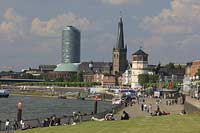 Blick aus suedlicher Richtung auf Rheinpromenade in Dsseldorf, Duesseldorf in Sommerstimmung mit Sicht auf Touristen, Besuchern