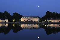 Blick ber, ueber den Frontweiher mit Spiegelbild auf Schloss Benrath in Dsseldorf, Duesseldorf-Benrath in Abendstimmung mit Mond