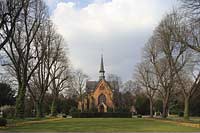 Derendorf, Nordfriedhof, Dsseldorf, Duesseldorf, Niederrhein, Bergisches Land, Blick auf Kapelle in Frhlingsstimmung, Fruehlingsstimmung