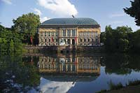 Blick ber, ueber Kaiserteich auf Staendehaus, Stndehaus mit Spiegellbild in Dsseldorf, Duesseldorf-Friedrichstadt in Sommerstimmung