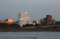 Hafen, Dsseldorf, Duesseldorf, Blick bei Sonnenuntergang ber, ueber Rhein auf Gehry Bauten mit Sonnenreflection in den Fenstern