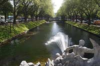 Knigsallee, Koenigsallee, K, Koe, Dsseldorf, Duesseldorf, Niederrhein, Bergisches Land, Blick auf Tritonenbrunnen mit Koegraben, Wassergraben in Frhlingsstimmung, Fruehlingsstimmung