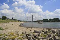 Blick auf den Volmerswerther Deich in Dsseldorf, Duesseldorf-Volmerswerth mit Sicht auf Segelschiff und Fleher Bruecke