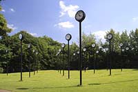 Blick in Volksgarten auf Kunstinstallation, Zeitfeld von Klaus Rinke in Dsseldorf, Duesseldorf-Wersten in Sommerstimmung