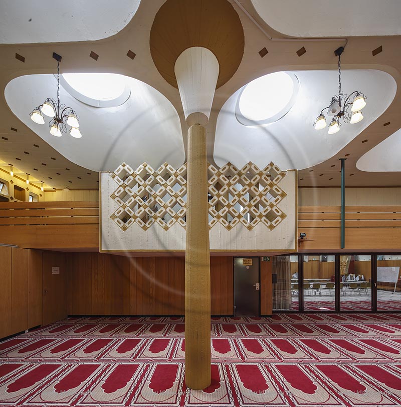 Aachen, Bilal-Moschee, Gebetsraum mit Saeule und Empore; Aachen, mosque Bilal-Moschee, prayer room with pillar and gallery.