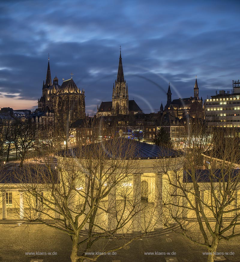 Aachen, Blick ueber den Elisenbrunnen auf den Dom St. Folian und Rathaus zur blauen Stunde; Aachen, view over fountain to the St. Folian Dome and town hall while blue hour.