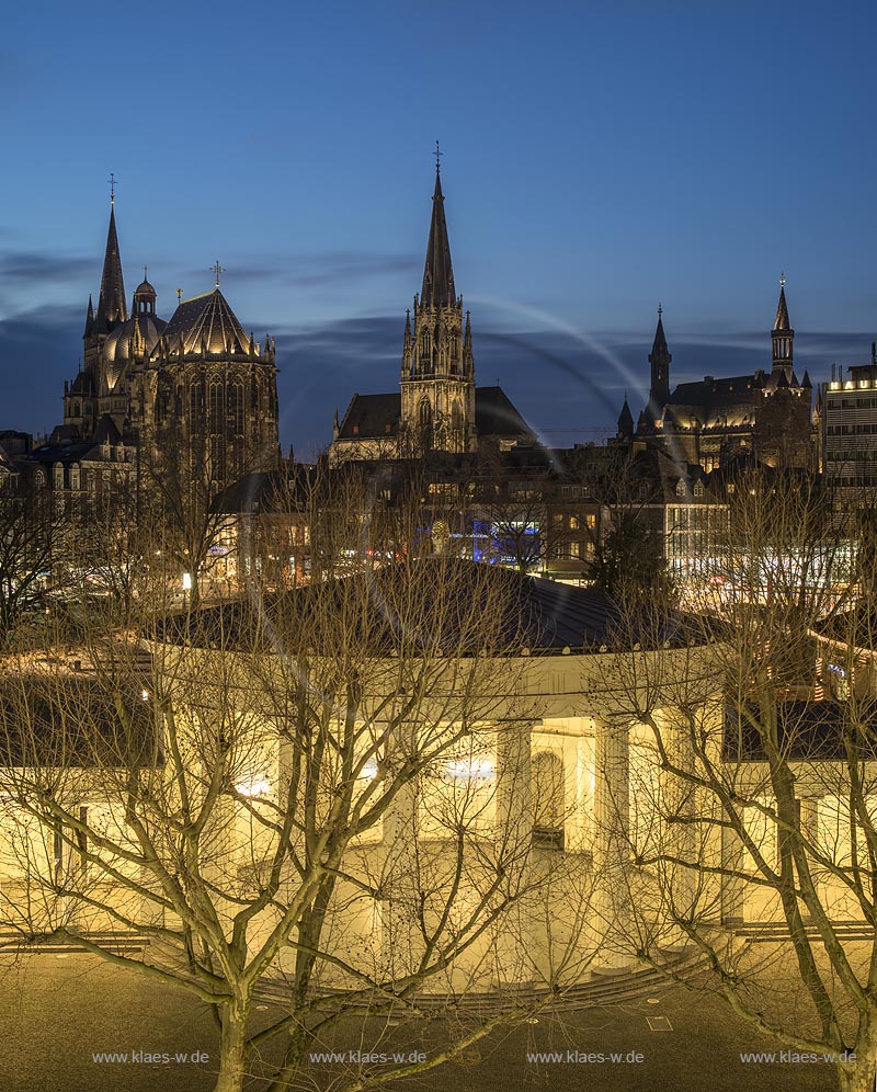 Aachen, Blick ueber den Elisenbrunnen auf den Dom St. Folian und Rathaus zur blauen Stunde; Aachen, view over fountain to the St. Folian Dome and town hall while blue hour.